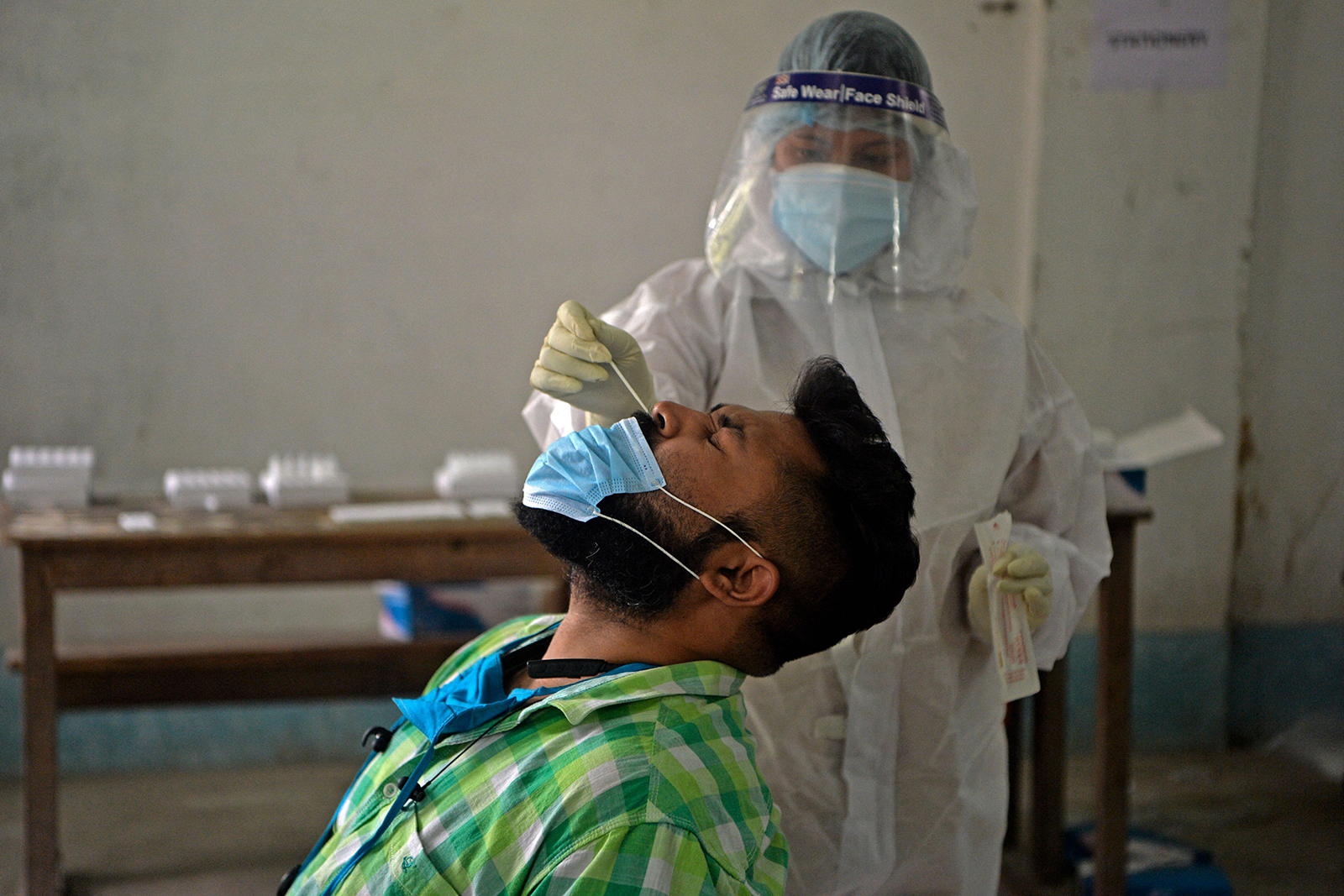 India records more than 400,000 Covid-19 cases in a single day
